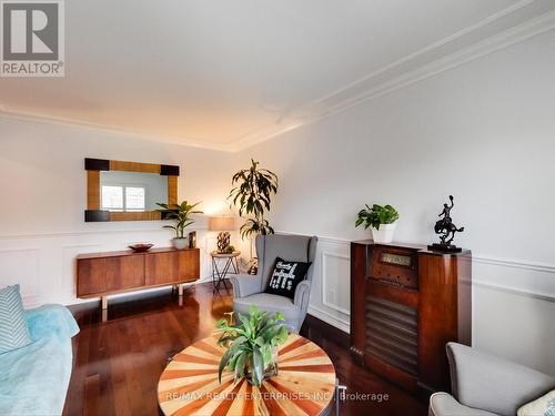 2051 Deer Run Avenue, Burlington, ON - Indoor Photo Showing Living Room