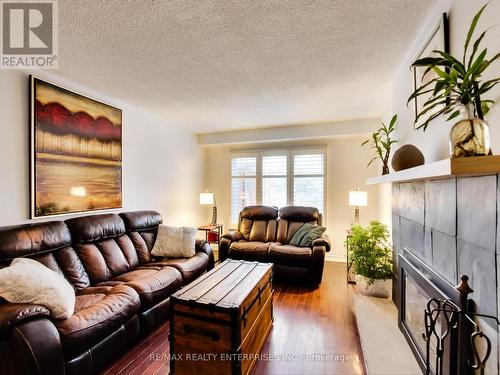 2051 Deer Run Avenue, Burlington, ON - Indoor Photo Showing Living Room