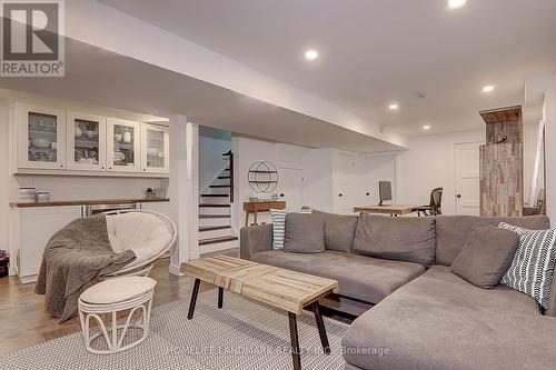 9144 Dufferin Street, Vaughan, ON - Indoor Photo Showing Living Room