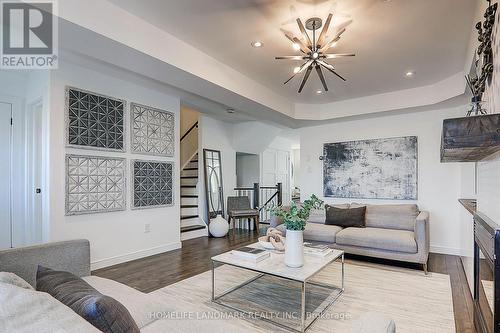 9144 Dufferin Street, Vaughan, ON - Indoor Photo Showing Living Room