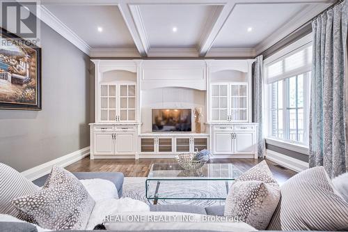 54 Davina Circle, Aurora, ON - Indoor Photo Showing Living Room