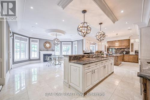 54 Davina Circle, Aurora, ON - Indoor Photo Showing Kitchen With Upgraded Kitchen