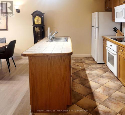 2134 - 90 Highland Drive, Oro-Medonte, ON - Indoor Photo Showing Kitchen With Double Sink