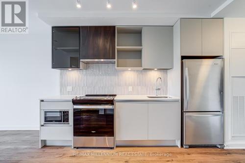 531 - 395 Dundas Street W, Oakville, ON - Indoor Photo Showing Kitchen