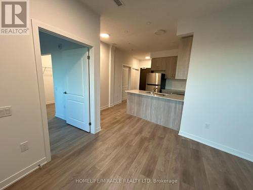 401 - 385 Arctic  Red Drive, Oshawa, ON - Indoor Photo Showing Kitchen