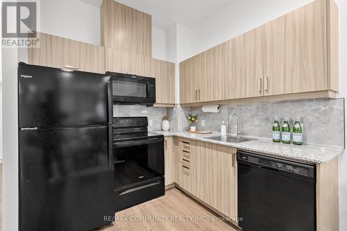 816 - 30 Meadowglen Place, Toronto, ON - Indoor Photo Showing Kitchen