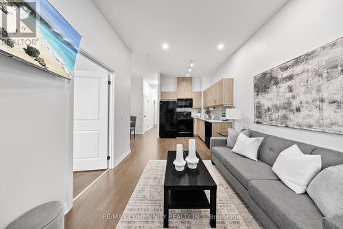 816 - 30 Meadowglen Place, Toronto, ON - Indoor Photo Showing Living Room