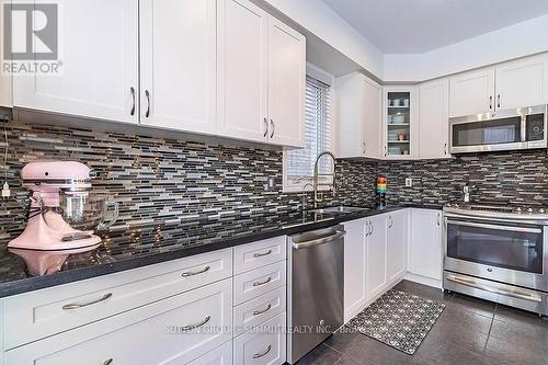 31 Mcdonald Crescent, Clarington, ON - Indoor Photo Showing Kitchen With Upgraded Kitchen