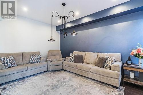 31 Mcdonald Crescent, Clarington, ON - Indoor Photo Showing Living Room