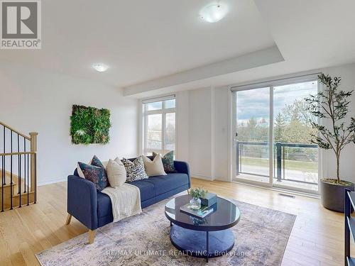 6859 Main Street, Whitchurch-Stouffville, ON - Indoor Photo Showing Living Room