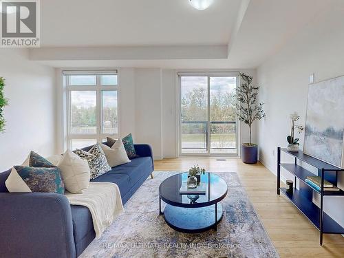 6859 Main Street, Whitchurch-Stouffville, ON - Indoor Photo Showing Living Room