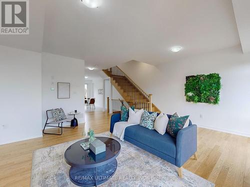 6859 Main Street, Whitchurch-Stouffville, ON - Indoor Photo Showing Living Room