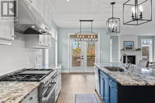 18 Wilson Court, St. Marys (21 - St. Marys), ON - Indoor Photo Showing Kitchen With Upgraded Kitchen