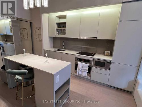 410 - 101 Peter Street, Toronto, ON - Indoor Photo Showing Kitchen