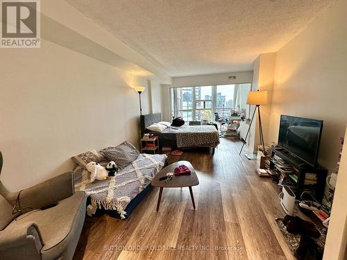 909 - 705 King Street W, Toronto, ON - Indoor Photo Showing Living Room