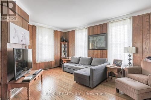 8 Bay Street, Kawartha Lakes (Lindsay), ON - Indoor Photo Showing Living Room