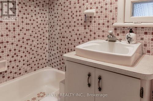 8 Bay Street, Kawartha Lakes (Lindsay), ON - Indoor Photo Showing Bathroom