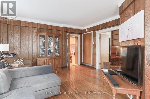 8 Bay Street, Kawartha Lakes (Lindsay), ON - Indoor Photo Showing Living Room