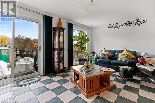 54 Poplar Drive, Cambridge, ON - Indoor Photo Showing Living Room