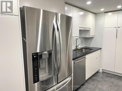 301 - 55 Wellesley Street E, Toronto, ON - Indoor Photo Showing Kitchen