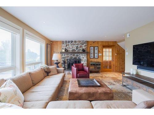 Salon - 11 Ch. Delmar, Saint-Donat, QC - Indoor Photo Showing Living Room With Fireplace