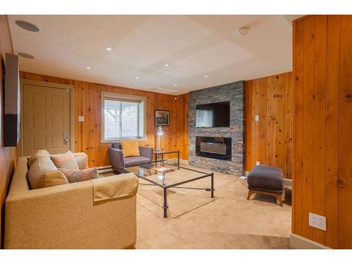 Salle familiale - 11 Ch. Delmar, Saint-Donat, QC - Indoor Photo Showing Living Room With Fireplace