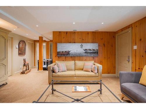 Salle familiale - 11 Ch. Delmar, Saint-Donat, QC - Indoor Photo Showing Living Room