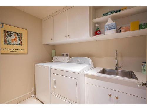 Salle de lavage - 11 Ch. Delmar, Saint-Donat, QC - Indoor Photo Showing Laundry Room