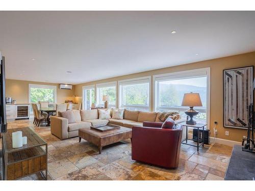 Salon - 11 Ch. Delmar, Saint-Donat, QC - Indoor Photo Showing Living Room