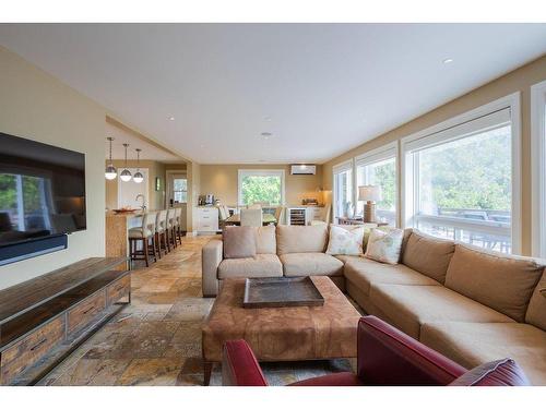 Salon - 11 Ch. Delmar, Saint-Donat, QC - Indoor Photo Showing Living Room