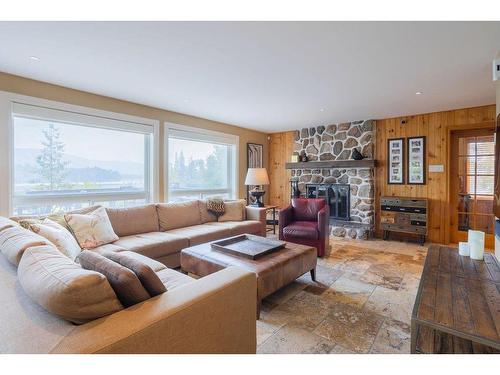 Salon - 11 Ch. Delmar, Saint-Donat, QC - Indoor Photo Showing Living Room With Fireplace