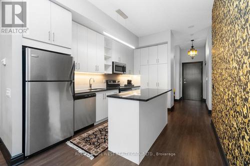 S426 - 112 George Street, Toronto, ON - Indoor Photo Showing Kitchen With Upgraded Kitchen