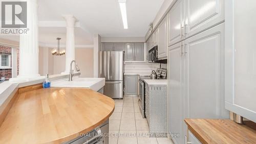 17 Boltonview Crescent, Caledon, ON - Indoor Photo Showing Kitchen With Upgraded Kitchen