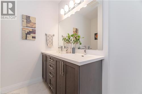 1 Redfern Street Unit# 409, Hamilton, ON - Indoor Photo Showing Bathroom