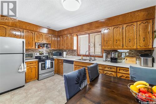 2479 Swayze Crescent, Regina, SK - Indoor Photo Showing Kitchen With Double Sink