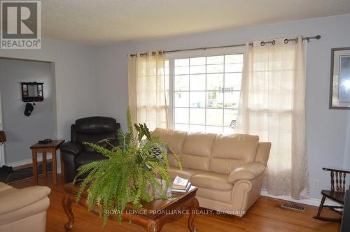 2 Armour Crescent, Quinte West, ON - Indoor Photo Showing Living Room