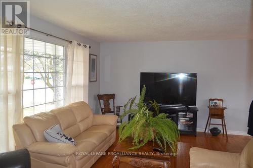 2 Armour Crescent, Quinte West, ON - Indoor Photo Showing Living Room