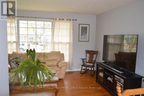 2 Armour Crescent, Quinte West, ON - Indoor Photo Showing Living Room