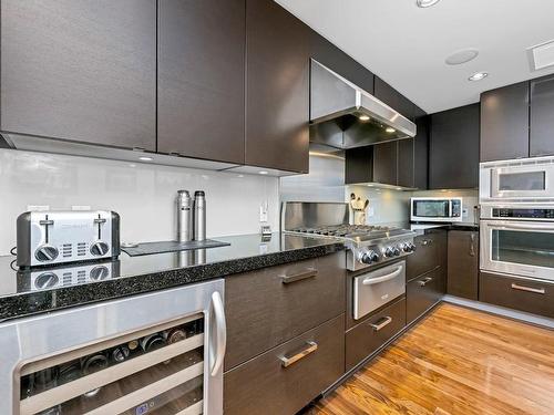 802-1400 Lynburne Pl, Langford, BC - Indoor Photo Showing Kitchen With Upgraded Kitchen