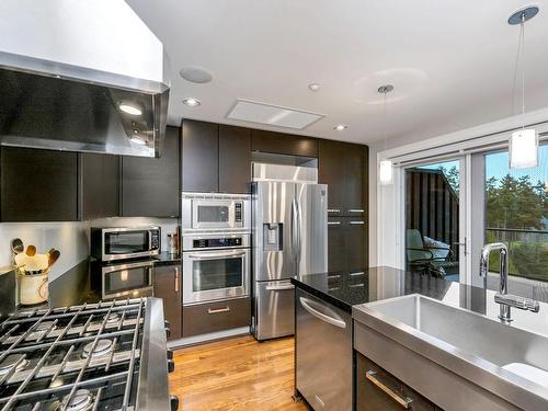 802-1400 Lynburne Pl, Langford, BC - Indoor Photo Showing Kitchen