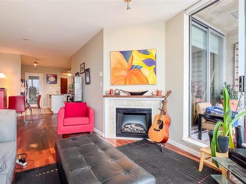 902-160 Wilson St, Victoria, BC - Indoor Photo Showing Living Room With Fireplace