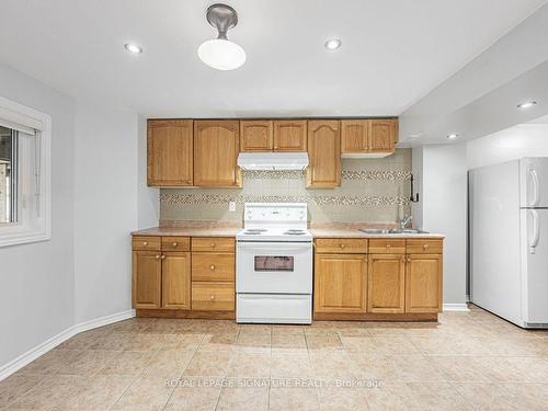 Bsmt-1557 Avonmore Sq, Pickering, ON - Indoor Photo Showing Kitchen