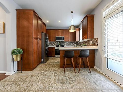 3207 Munson Cres, Burlington, ON - Indoor Photo Showing Kitchen With Upgraded Kitchen