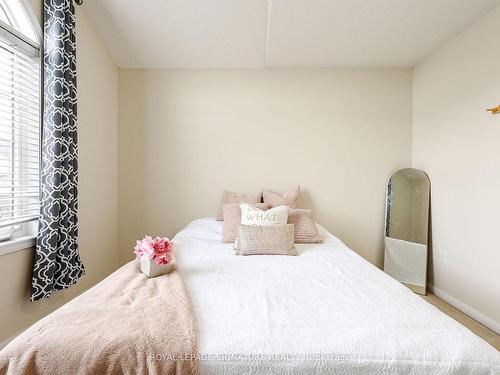 3207 Munson Cres, Burlington, ON - Indoor Photo Showing Bedroom