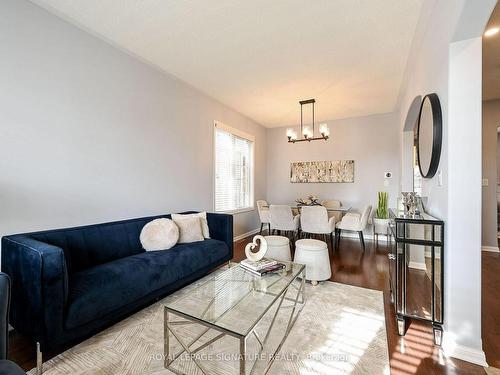 3207 Munson Cres, Burlington, ON - Indoor Photo Showing Living Room