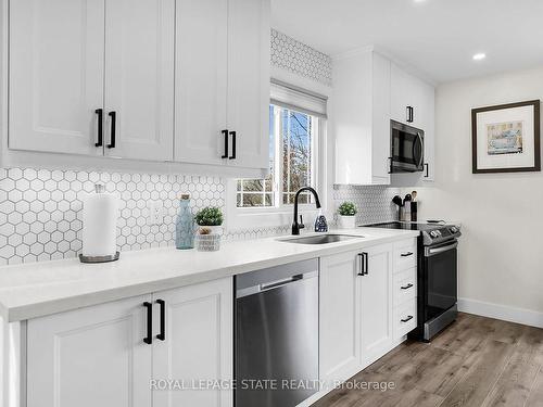 4931 Homestead Dr, Lincoln, ON - Indoor Photo Showing Kitchen With Upgraded Kitchen