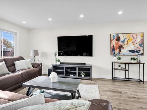 4931 Homestead Dr, Lincoln, ON - Indoor Photo Showing Living Room