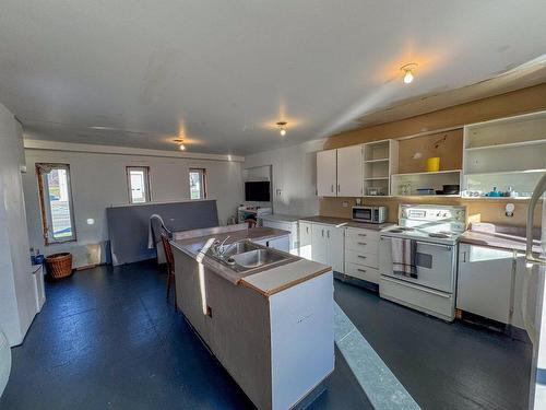 Logement - 2703 Route 148, Grenville-Sur-La-Rouge, QC - Indoor Photo Showing Kitchen With Double Sink