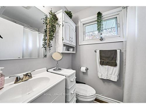 52 Athabasca St, Oshawa, ON - Indoor Photo Showing Bathroom