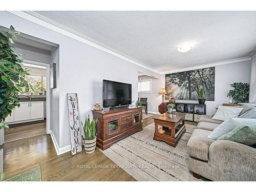 52 Athabasca St, Oshawa, ON - Indoor Photo Showing Living Room